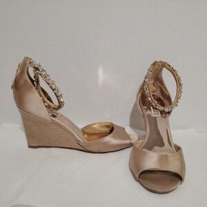 BADGLEY MISCHKA Women's Beige Crystal Strap‎ Tahlia Toe Wedge Heeled Sandal Sz 8